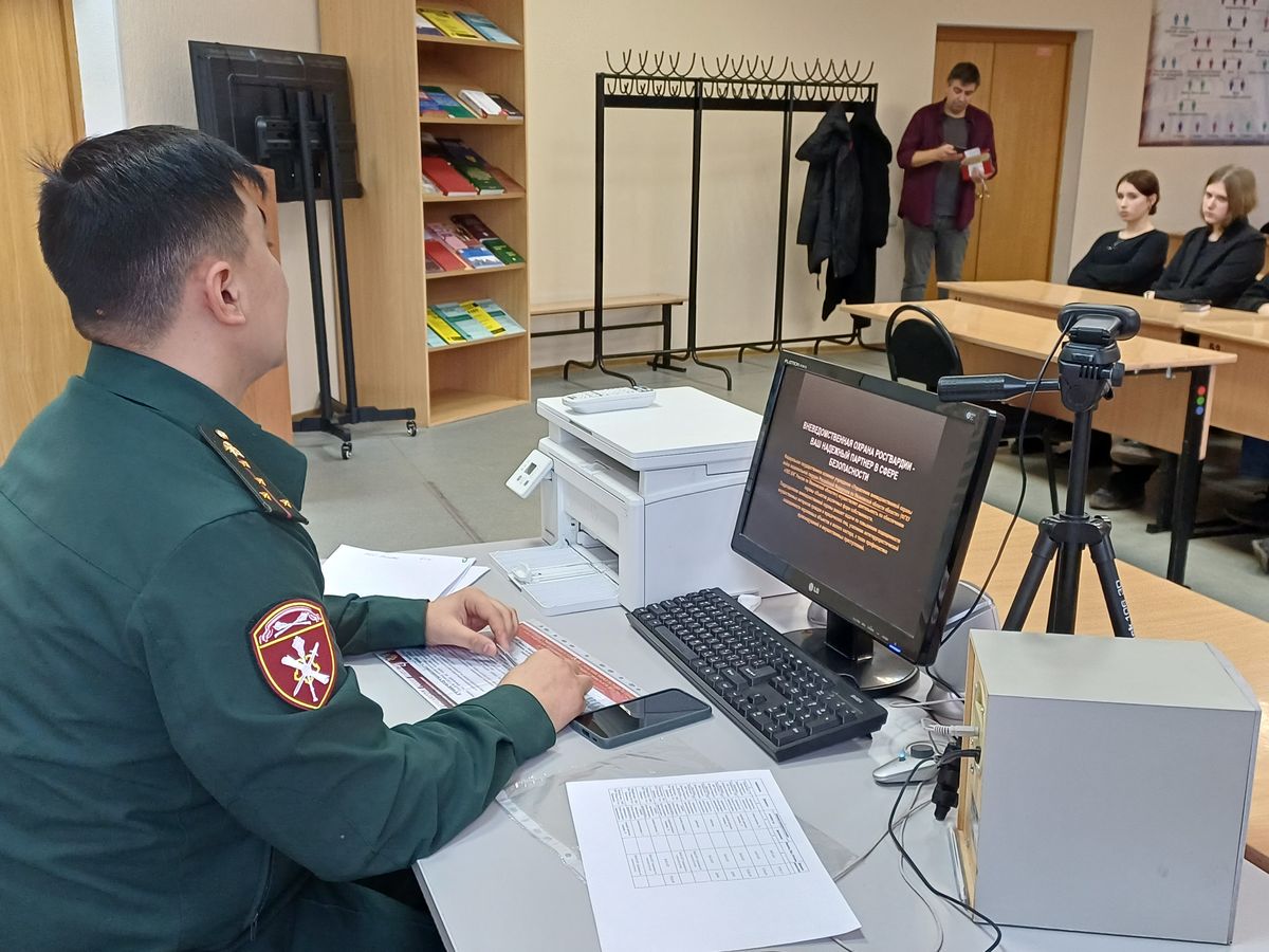 Сотрудник Росгвардии рассказал студентам о преимуществах службы в ведомстве
